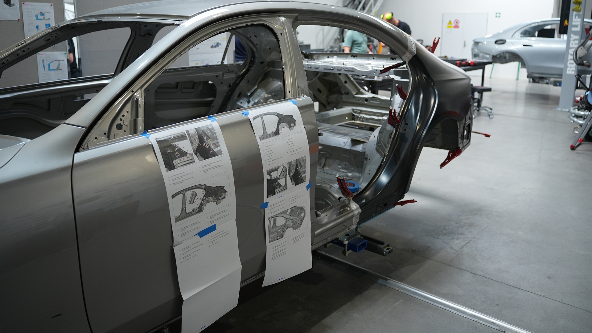 Průběh karosářského školení Mercedes-Benz